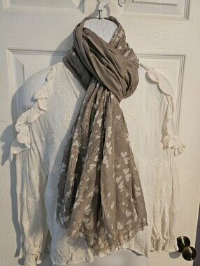 Woman's light gray scarf with white hearts